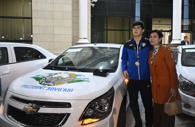 Cầu thủ U17 Uzbekistan mỗi người được thưởng một chiếc Chevrolet Cobalt sau khi giành chức vô địch châu Á. Ảnh: Zamin
