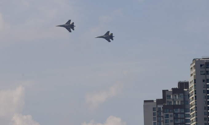 Trước đó loạt Su-30MK2 bay theo đội hình diễn tập ở trung tâm TP HCM. Ảnh: Đức Đồng