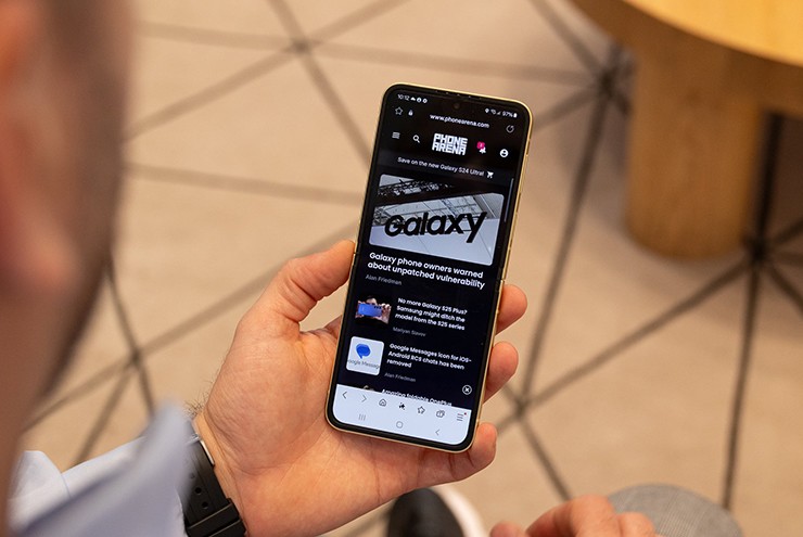 Một trong những lý do gây ra sự chậm trễ có thể vì Samsung ưu tiên sản xuất màn hình cho các mẫu máy cao cấp hơn. 