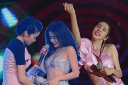 Không riêng Đông Nhi bung khóa áo trên sân khấu, loạt mỹ nhân Việt cũng  " muối mặt "  xử lý sự cố trước nghìn người