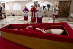 Vatican công bố ảnh di hài Giáo hoàng trong quan tài mở