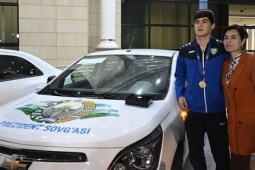 U17 Uzbekistan được thưởng mỗi người một ôtô