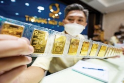 Nóng nhất trong ngày: Giá vàng tăng như lên đồng; Truy tìm công ty đổ hàng nghìn hộp thực phẩm chức năng ra vỉa hè Hà Nội