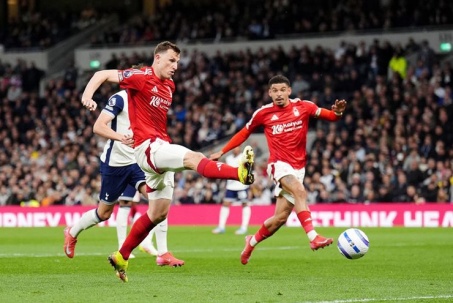 Ngoại hạng Anh gặp sự cố VAR trận Tottenham - Nottingham Forest vì chuông báo cháy