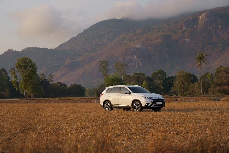 Giá xe Mitsubishi Outlander lăn bánh tháng 4/2025 - 1
