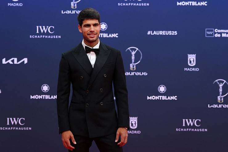 Alcaraz xuất hiện đầy tươi tắn trên thảm đỏ lễ trao giải Laureus tại Madrid