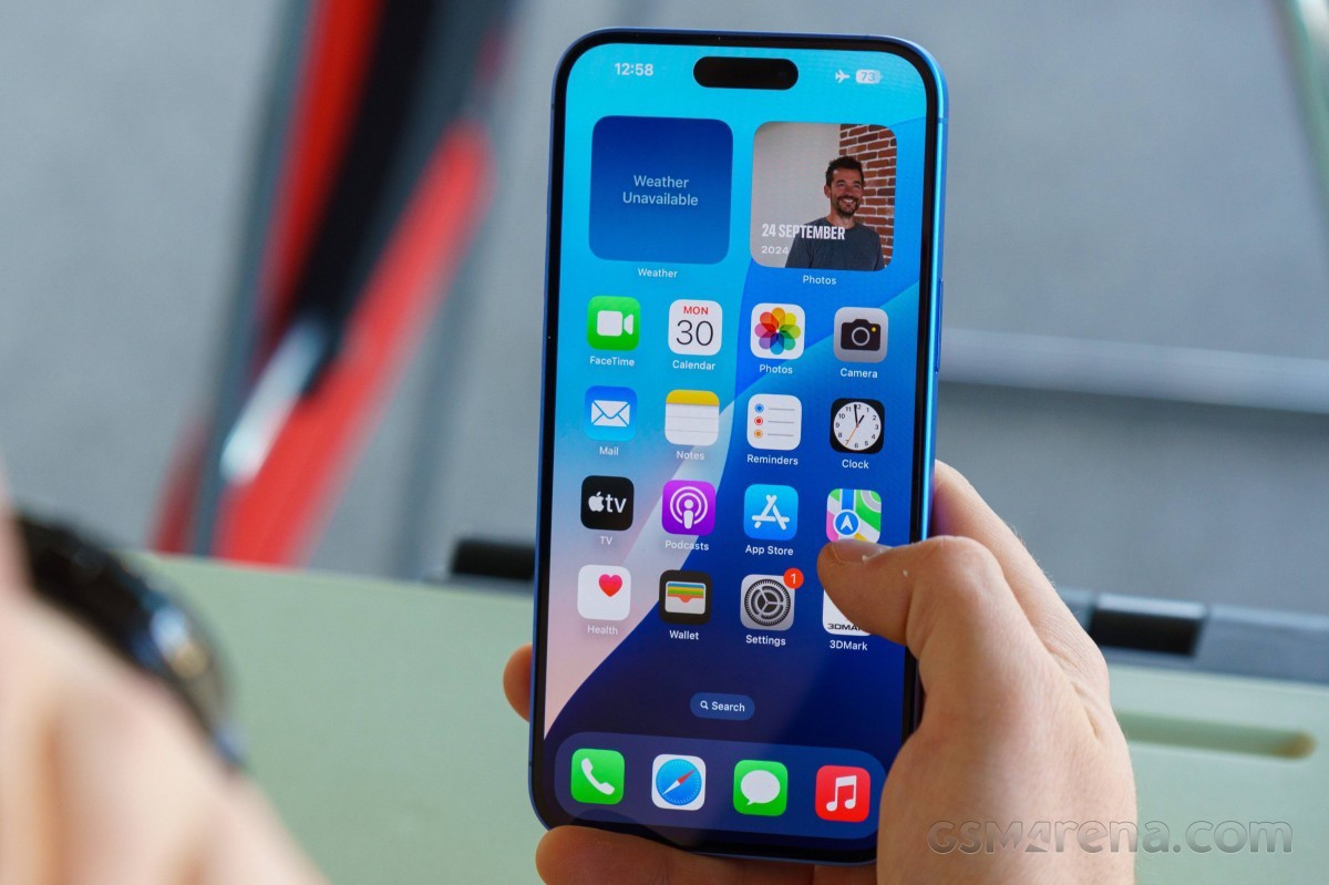 iPhone 16 Plus trang bị màn hình Dynamic Island và công nghệ Super Retina XDR OLED.