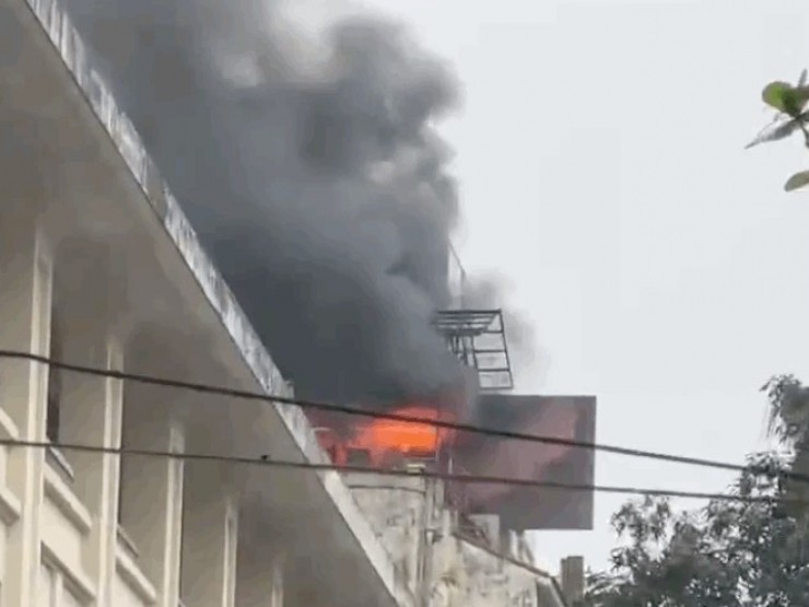 Cháy nhà gần trường tiểu học trong phố cổ, sơ tán hàng trăm học sinh