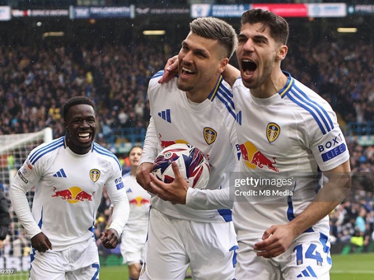 Leeds đại thắng 6-0, cùng Burnley đoạt vé thăng hạng Ngoại hạng Anh sớm 2 vòng