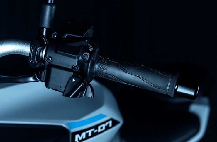 Yamaha trình làng MT-07 Y-AMT 2025:  "Gảy số" ngay trên tay lái cực tiện lợi! - 2