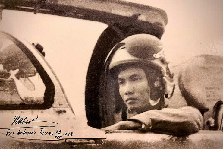 Phi công Nguyễn Văn Nghĩa dẫn đầu đội hình MiG-21 diễu binh qua dinh Độc Lập ngày 15/5/1975. Ảnh: NVCC