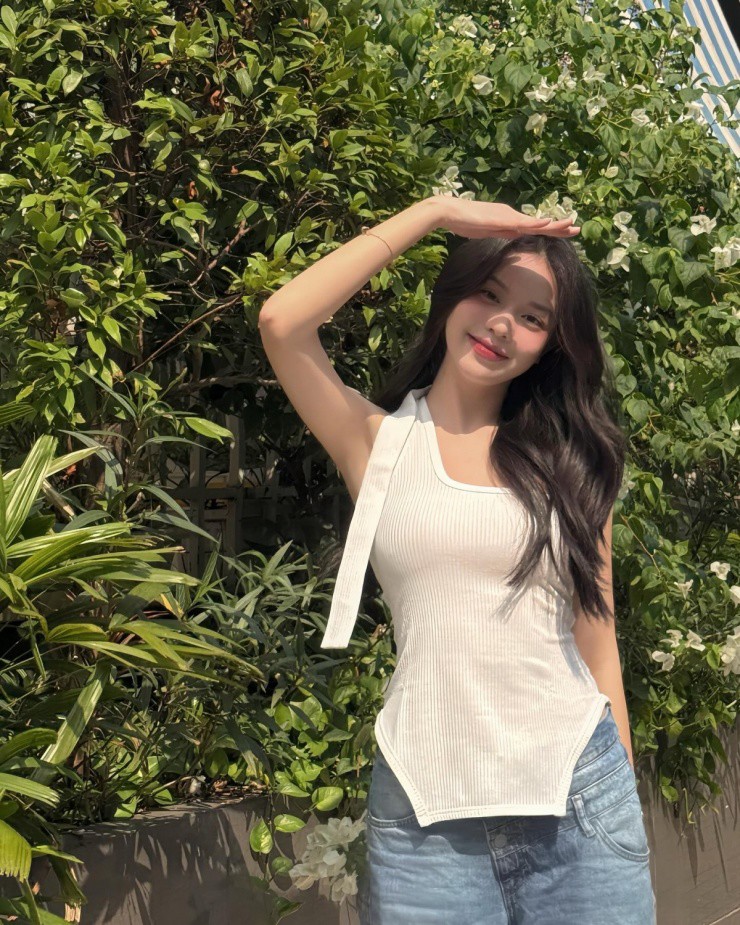 Trước đây, Thanh Thủy nhiều lần khoe những bộ cánh dạo phố với mức giá chỉ hơn một trăm nghìn đồng. Hoa hậu Việt Nam 2022 chuộng phong cách hợp trend nên cho biết chỉ cần phù hợp bản thân, không cầu kỳ trong mức giá.