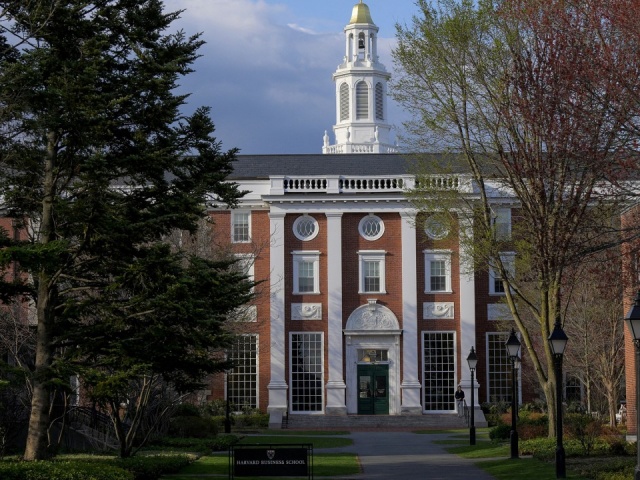 Harvard - đại học nhiều tuổi hơn nước Mỹ, giàu hơn nhiều quốc gia