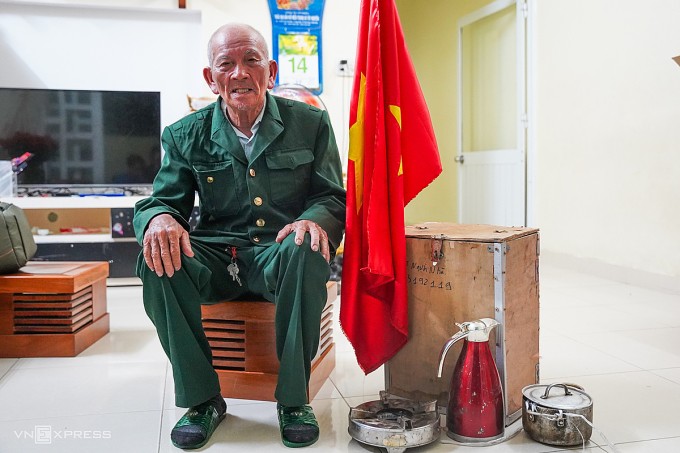 Cựu binh Trần Văn Thanh cùng tư trang trên hành trình từ TP Vinh (Nghệ An) vào TP HCM xem diễu binh dịp 30/4, Ảnh: Bùi Toàn