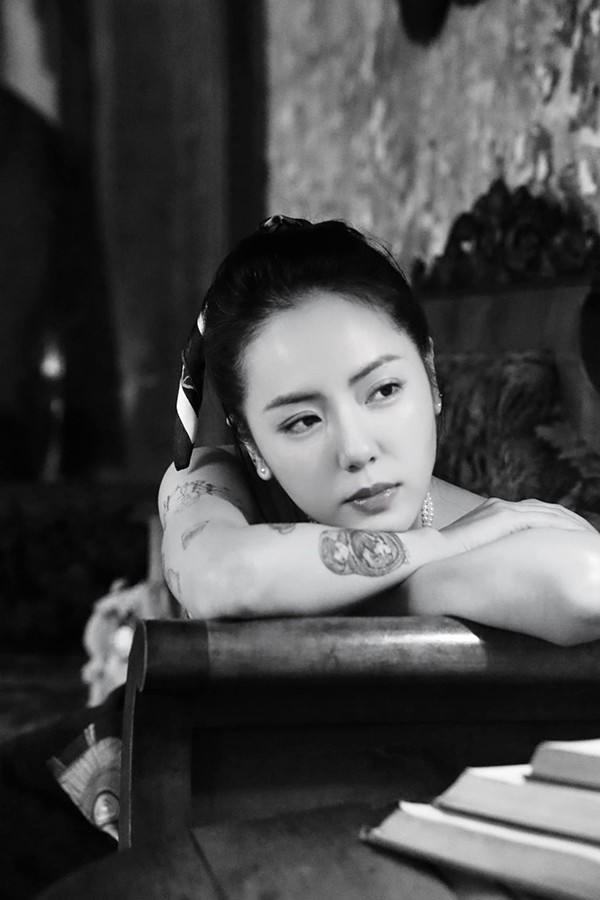 Gần đây, Phương Linh chính thức "gia nhập làng Tiktoker" bằng những clip ghi lại trải nghiệm của mình khi đi du lịch, đi cafe với bạn bè, hay là review loại mỹ phẩm mà cô đang dùng với mọi người. Cách nói chuyện chậm rãi, dùng từ ngữ khá thú vị của Phương Linh được người xem yêu thích. Thậm chí nhiều Tiktoker khác còn bắt chước kiểu nói chuyện như Phương Linh, tạo thành trend khi làm vlog.