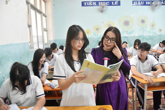 Học sinh lớp 12 Trường THPT Ten Lơ Man (quận 1 - TP HCM) tích cực ôn luyện cho kỳ thi tốt nghiệp. Ảnh: TẤN THẠNH