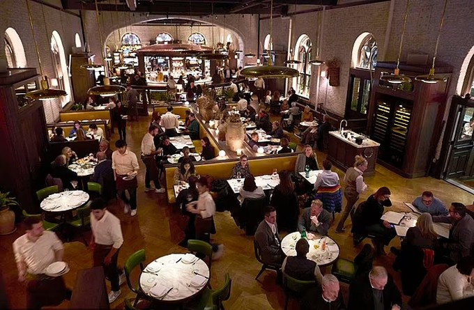 Nhà hàng Osteria Mozza - địa điểm yêu thích của vợ chồng Obama. Ảnh: Washington Post
