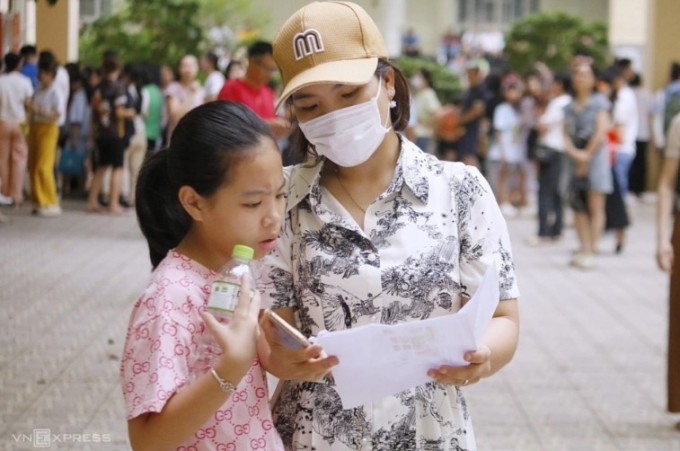 Học sinh dự thi lớp 6, trường THCS và THPT Nguyễn Tất Thành, ngày 2/6/2024. Ảnh: Thanh Hằng