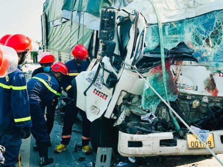 Tông đuôi xe trên cao tốc, 2 người trên xe tải tử vong, mắc kẹt trong cabin