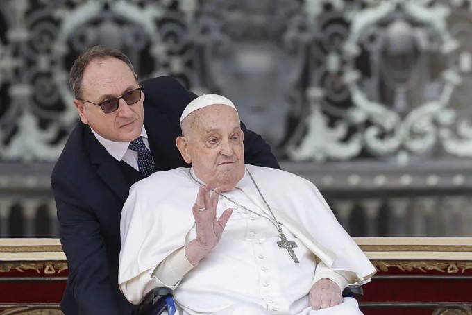 Giáo hoàng Francis và trợ lý Massimiliano Strappetti tại Quảng trường Thánh Peter ngày 13/4. Ảnh: Anadolu