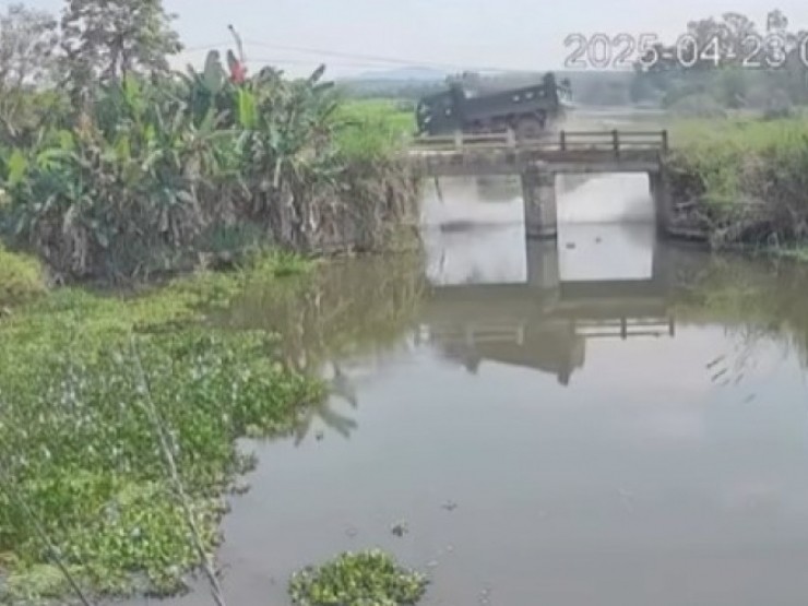 VIDEO: Xe tải phóng nhanh tông gãy thành cầu lao xuống đập nước