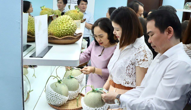 Hoạt động trưng bày trái cây Việt sẽ bắt đầu từ hôm nay đến hết ngày 27/4, tại số 62 Tràng Tiền, Hoàn Kiếm, Hà Nội. Theo đó, thông qua việc quét mã, khách tham quan có thể dễ dàng tiếp cận thông tin chi tiết về sản phẩm như: nguồn gốc xuất xứ, vùng trồng, quy trình sản xuất - bảo quản và các địa chỉ bán hàng chính hãng.