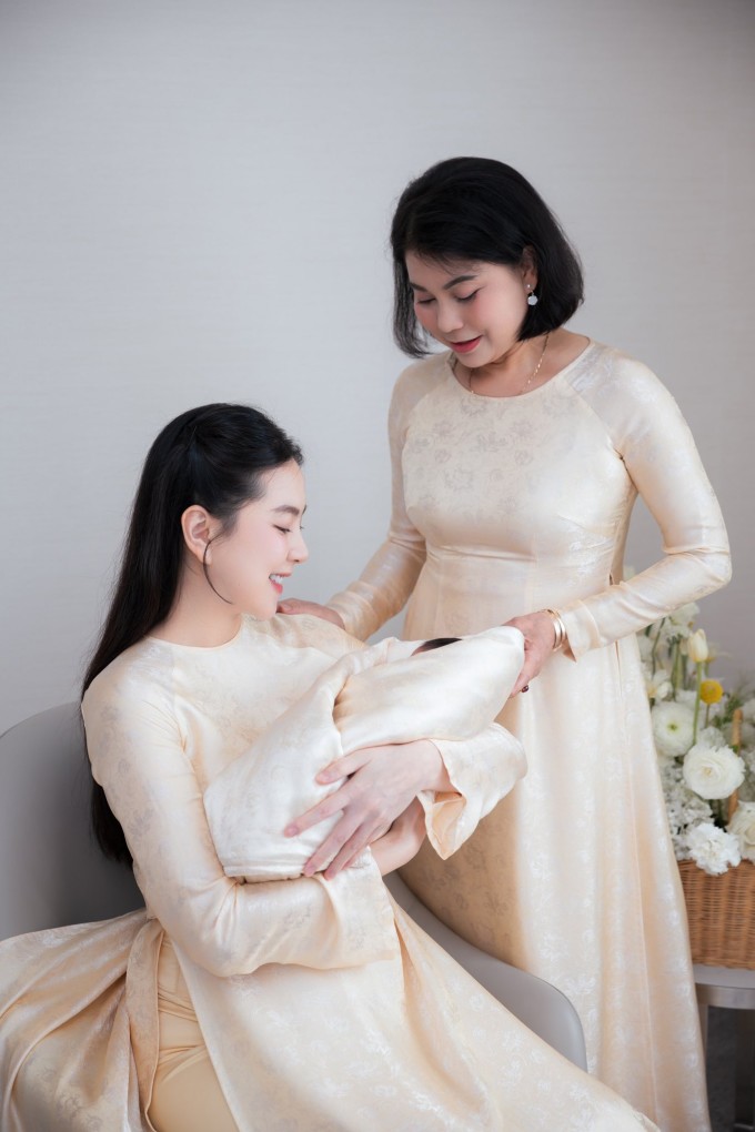 Mai Ngọc và mẹ cùng diện áo dài trong bộ ảnh đầu tiên bên em bé.