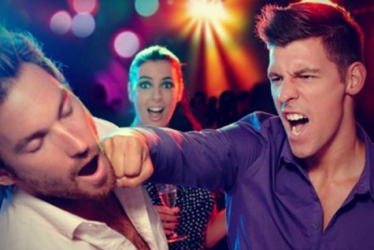 Bắt quả tang vợ ngoại tình, chồng bị đánh giữa phố