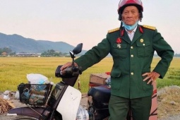 Cựu chiến binh U80 chạy xe máy vào TP HCM xem diễu binh