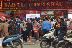 Giá vàng chiều 23/4: Tiếp tục rơi mạnh, choáng với cảnh giao dịch tại các tiệm vàng