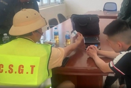 Dừng xe ngủ trên cao tốc, tài xế 'lộ' dương tính ma túy và cồn