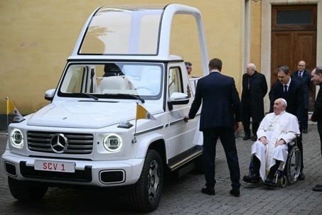 Popemobile - những cỗ xe đặc biệt chở Giáo hoàng