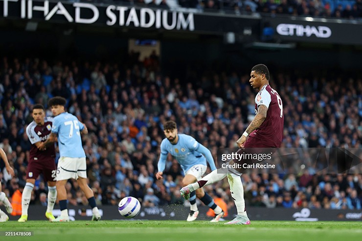 Rashford ghi bàn vào lưới Man City