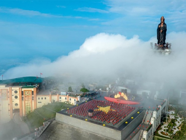 Núi Bà Đen tổ chức nhiều hoạt động quy mô mừng Phật Đản và đại lễ 30/4