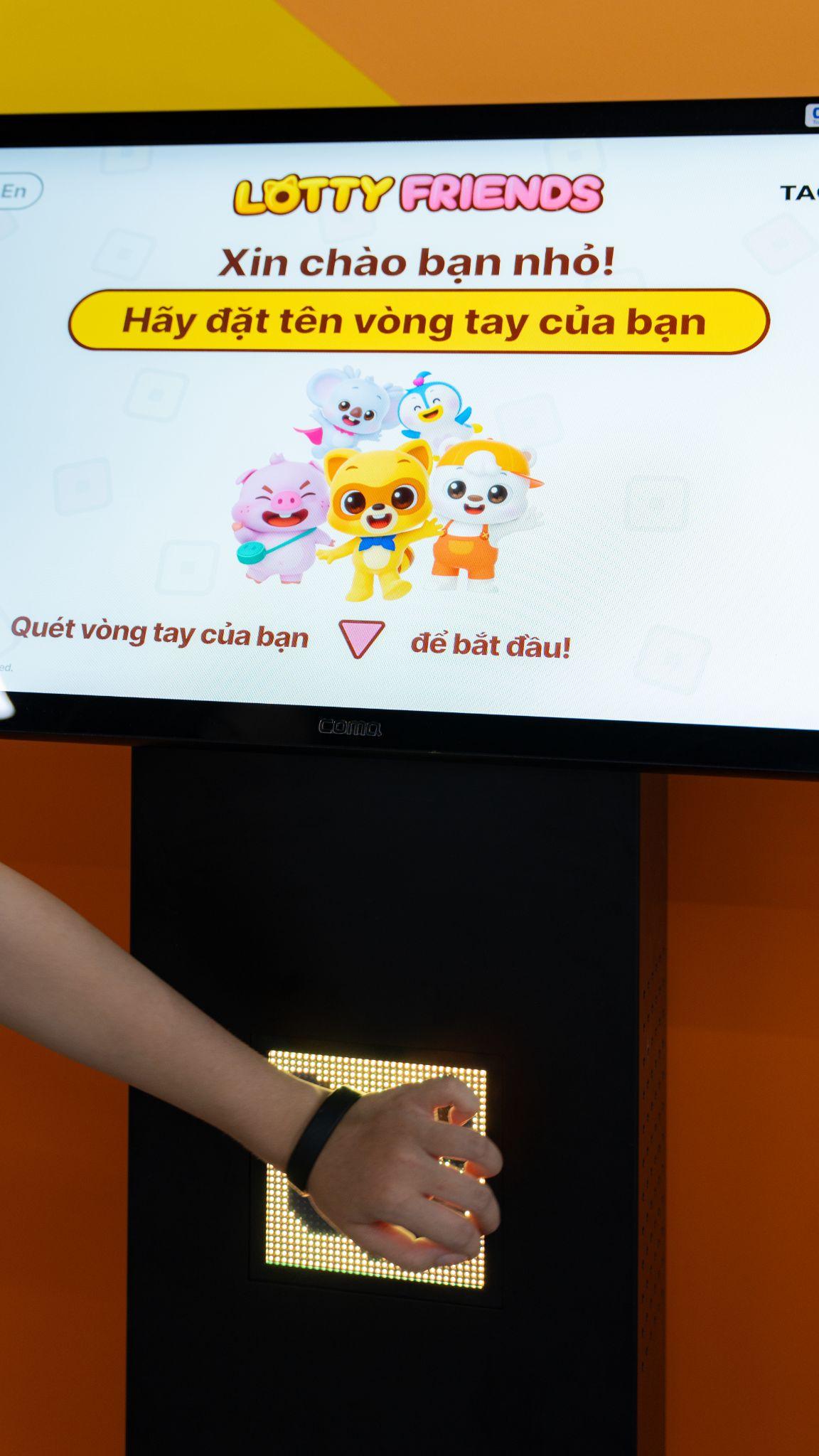 Khi vào cửa, bé sẽ được đeo vòng tay điện tử để tham gia các trò chơi và tự động tích điểm.