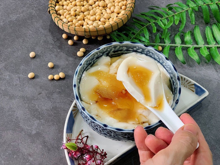 Mềm mịn, thanh mát và nhẹ bụng, tào phớ là món ăn vặt dân dã rất được ưa chuộng. Thường được ăn cùng nước đường hoa nhài, thêm vài lát dừa khô hoặc trân châu, món ăn này vừa giúp mát gan, lại thơm ngon dễ ăn. Ảnh Internet