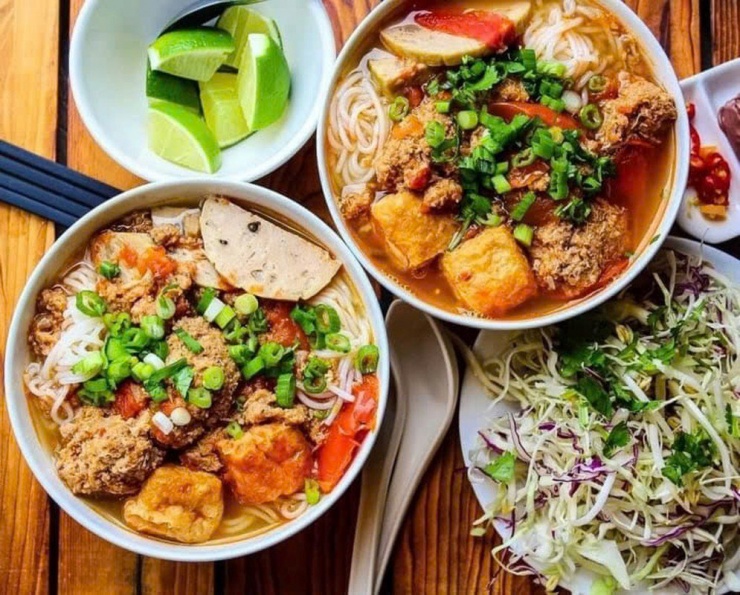 Với hương vị thanh mát từ nước riêu cua, cà chua và giấm bỗng, bún riêu cua là món ăn lý tưởng để giải nhiệt. Thêm chút mắm tôm, rau sống và vài viên đậu rán vàng giòn, món ăn này luôn nằm trong danh sách những món “phải thử” của người Hà Nội mỗi mùa nóng.