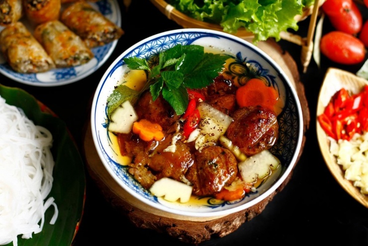 Một món ăn đặc trưng của Hà Nội, bún chả với chả nướng thơm lừng, nước mắm pha đậm đà ăn kèm bún tươi và rau sống tươi mát là lựa chọn không thể thiếu trong những ngày hè. Vị chua ngọt, thanh nhẹ giúp đánh thức vị giác giữa trời nắng gắt. Ảnh Internet