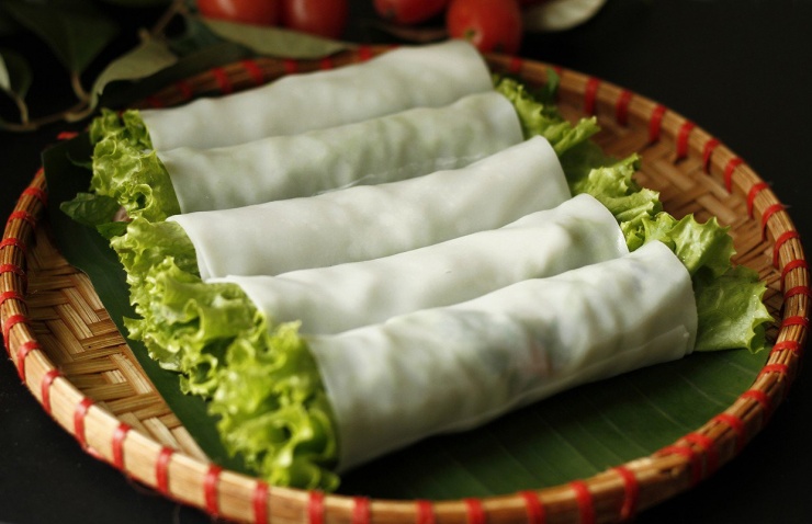 Phở cuốn là món ăn không còn mấy xa lạ với những tín đồ đam mê khám phá ẩm thực. Bánh phở cuốn mịn kết hợp với thịt xào và các loại rau thanh mát cực kỳ giải nhiệt vào mùa hè. Ảnh Internet