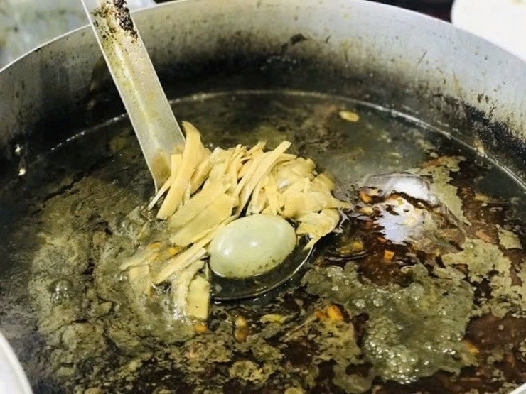 Bún cua thối chính là món ăn gây nhiều tranh cãi, người không chịu được mùi sẽ khó mà ăn được. Nhưng nếu ăn quen, bạn sẽ cảm nhận được vị đậm đà, cay cay rất riêng. Thậm chí chính thứ nước dùng nặng mùi, đậm đà đó đã gây nghiện cho nhiều người. Ảnh Internet