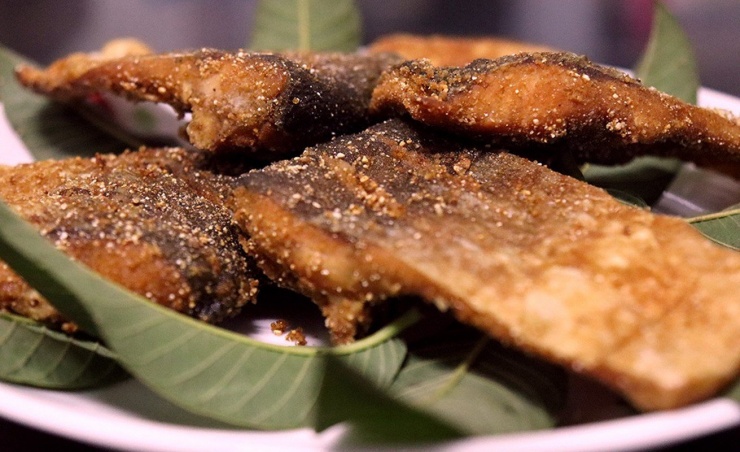 Đối với những người lần đầu thưởng thức món ăn này chắc chắn sẽ có cảm giác hơi khó chịu bởi vị nồng của cá muối. Tuy nhiên khi ăn, mùi thơm, vị bùi của thính hòa quyện với vị ngọt đậm đà của cá sẽ khiến bạn không thể quên. Ảnh minh họa