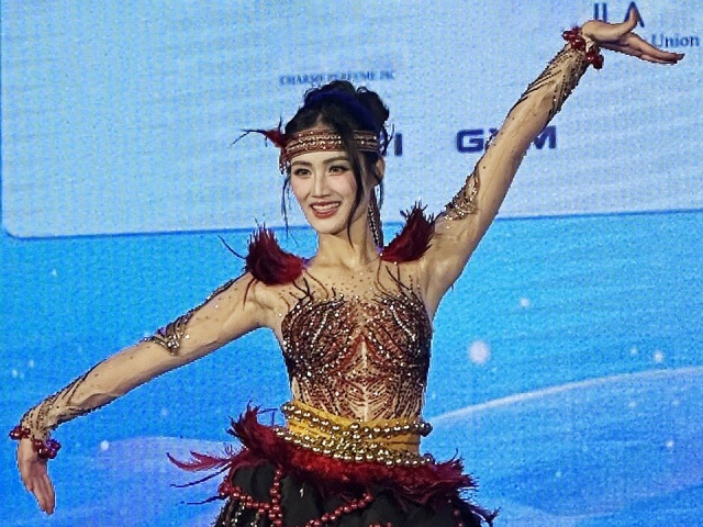 Hoa hậu Ý Nhi biểu diễn nhào lộn