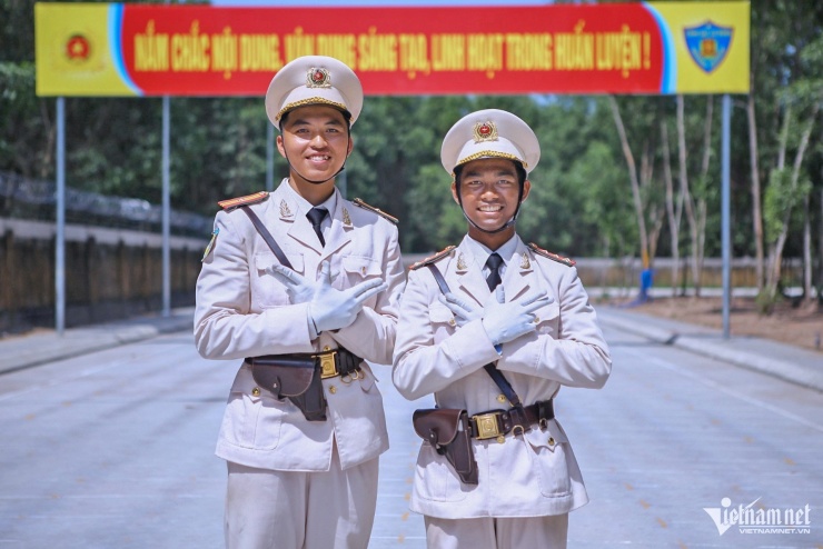 Chiến sĩ trẻ dân tộc Gia Rai vui vẻ cùng bạn bè trong giờ giải lao. Ảnh: Hoàng Anh