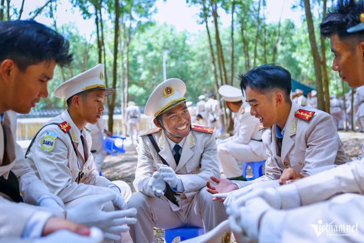 Rơ Lan Hưng nổi bật với làn da ngăm đen đang trò chuyện cùng đồng đội. Ảnh: Hoàng Anh