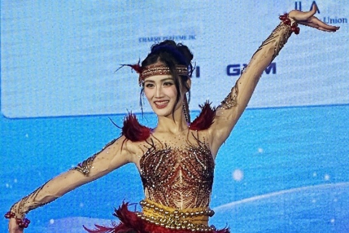 Hoa hậu Ý Nhi biểu diễn nhào lộn