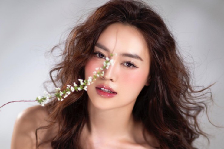 Cách ứng xử gây tò mò khi "ngọc nữ màn ảnh" chạm mặt tình cũ