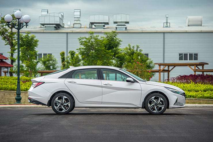 Giá xe Hyundai Elantra niêm yết và lăn bánh tháng 4/2025 - 16