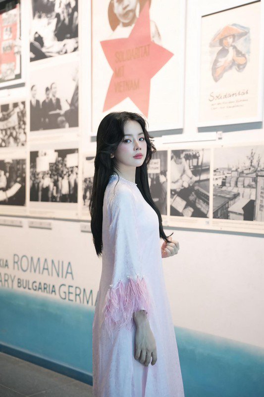 Trong loạt ảnh được chia sẻ, DJ Mie lựa chọn thiết kế áo dài màu hồng pastel với điểm nhấn là phần tay áo được đính lông vũ mềm mại, tạo nên vẻ thanh lịch pha chút tiểu thư ngọt ngào.