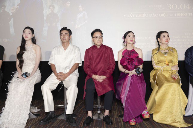 Victor Vũ (giữa) và dàn cast của Thám tử Kiên: Kỳ án không đầu đang nhận nhiều phản hồi tích cực.