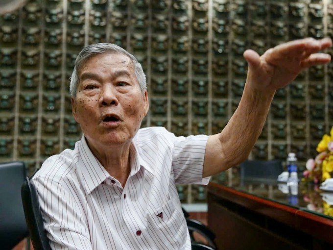 Ông Trần Văn Nhiếp kể lại thời gian làm việc tại nhà máy nước Thủ Đức sau 1975. Ảnh: Đình Văn